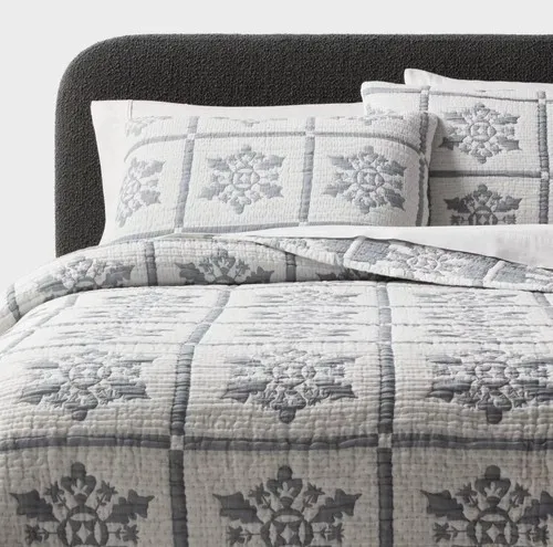 Threshold Holiday Snowflake Matelassé Quilt Set Full/Queen Gray
